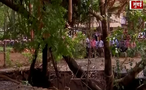 बारिश की वजह से मुंबई में धंसी सड़क, देखें VIDEO 