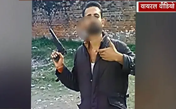 Viral Video: उन्नाव जेल के अंदर बेखौफ अपराधी, पिस्टल लहराते आए नज़र 