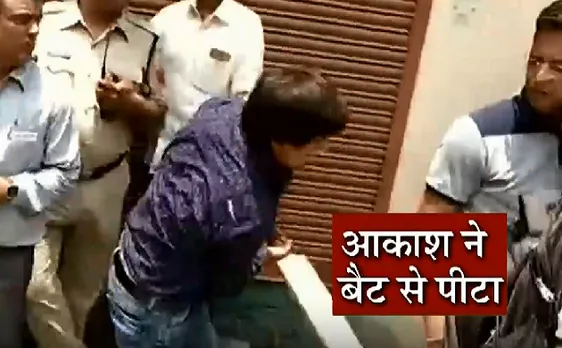 Kailash Vijayvargiya के बेटे की गुंडागर्दी, बीच सड़क पर मारा नगर निगम के अधिकारियों को