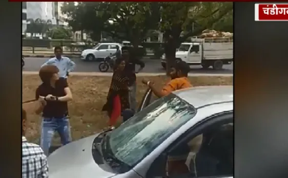 चंडीगढ़ में बीच सड़क पर लड़की का तमाशा, लोहे की रॉड से लड़के को जमकर धुना