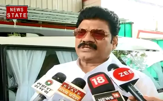 डायस पर बैठकर मंत्री Govind Singh ने तहसीलदार को किया सस्पेंड 