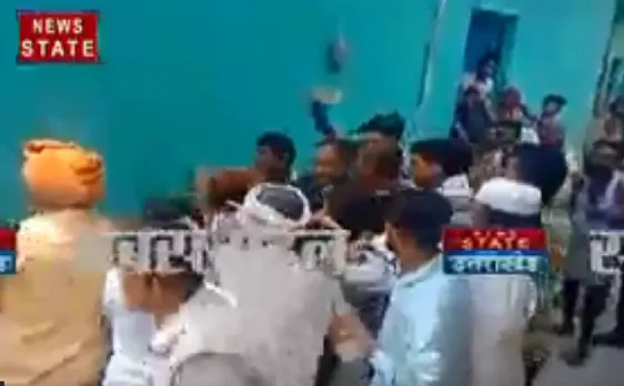 Breaking : आगरा में बिजली विभाग की टीम पर हमला, देखें VIDEO 