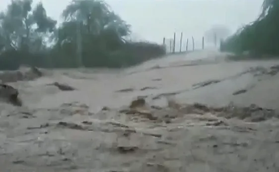 Gujarat : भावनगर के कई गांवों में घुसा पानी, बारिश में बह गई सड़कें 