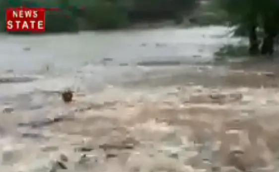 Mumbai : मुसीबत की बारिश से पालघर में बहा युवक, देखें VIDEO 