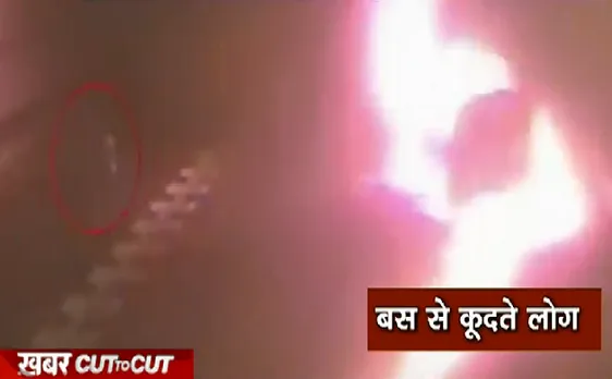 Khabar Cut2Cut : चीन में सड़क पर चलती बस में लगी आग, देखिए 24 मिनट में देश दुनिया की बड़ी ख़बरें