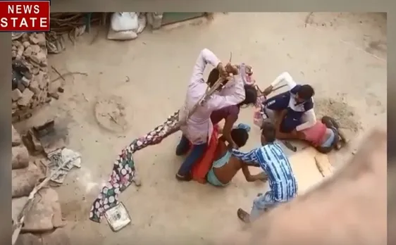 Uttar Pradesh : कानपुर देहात में तीन दबंगों ने महिला से की मारपीट,देखें वीडियो