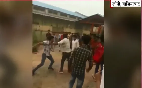 गाजियाबाद के लोनी रेलवे स्टेशन पर भारी मारपीट, वीडियो हुआ वायरल 