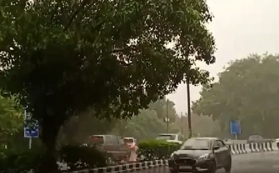 Breaking : दिल्ली में तेज हवा के साथ बारिश, गर्मी से मिली राहत 