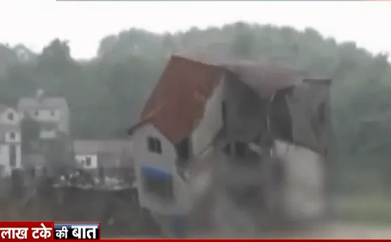 लाख टके की बात : चीन में बाढ़ के पानी में गिरी इमारत, देखिए हैरान कर देने वाला VIDEO 
