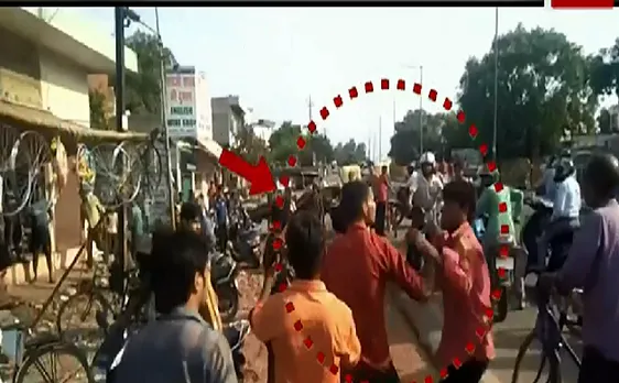 Agra : शराबियों ने जमकर मचाया उत्पात, राहगीरों से की मारपीट 