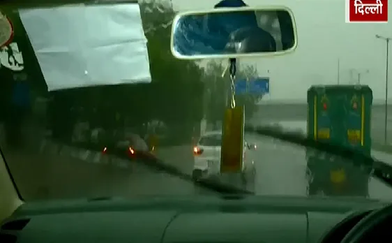 बारिश में गाड़ी चलाते समय  विजिबिलिटी कम हो तो बरतें ये सावधानी, देखिए VIDEO 