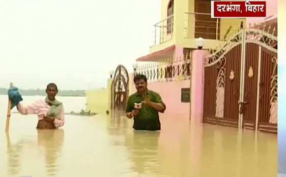 Bihar : बाढ़ देख कर घर बार छोड़कर भागे लोग, रखवाली के लिए चौकीदार को छोड़ा 