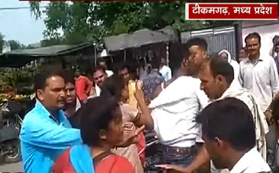 Madhya pradesh : मनचले की जमकर धुनाई, युवती ने लाठी-डंडों से पीटा 