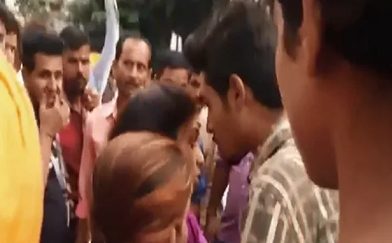 Ujjain : प्रेमी जोड़े को लेकर हंगामा, बीच सड़क पर युवक की बेरहमी से पिटाई 