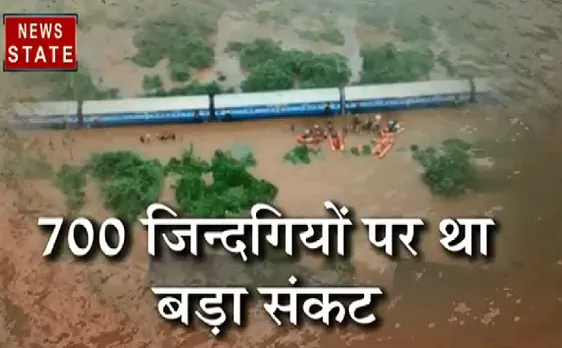 बाढ़ का बदलापुर : बाढ़ के पानी में फंस गई ट्रेन, बाल-बाल बचीं 700 जिंदगी 