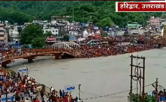 हरिद्वार में कांवड़ियों पर फूलों की बारिश, हेलीकॉप्टर से बरसाए गए फूल 