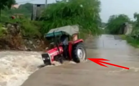 पानी में तिनके की तरह बहा ड्राइवर समेत ट्रैक्टर, देखें वीडियो