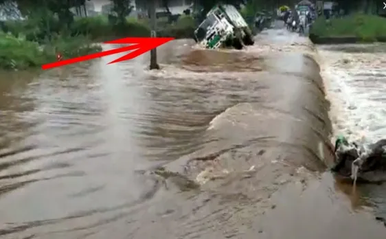 पानी के सैलाब ने आर्मी के ट्रक को लिया आगोश में, 3 जवानों ने तैर कर बचाई अपनी जान, देखें खतरनाक VIDEO