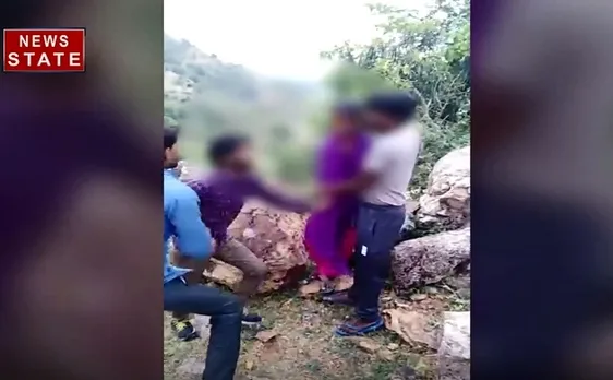 राजस्थान: देखिए प्रेमी जोड़े के साथ बदमाश किस तरह कर रहे हैं बदसलूकी