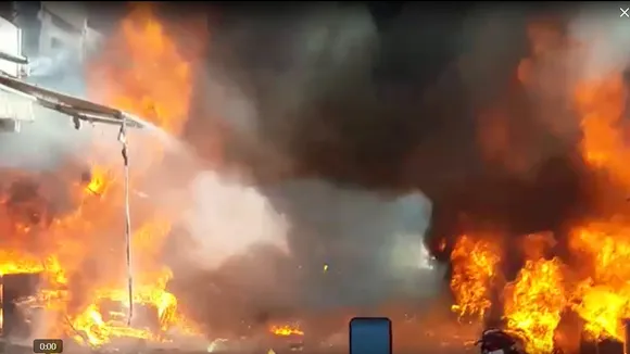 जयपुर के इंदिरा बाजार में लगी भीषण आग, लाखों के सामान जलकर राख