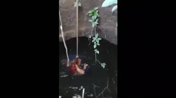 अजगर को पकड़ने गया और खुद ही कुएं में गिर गया