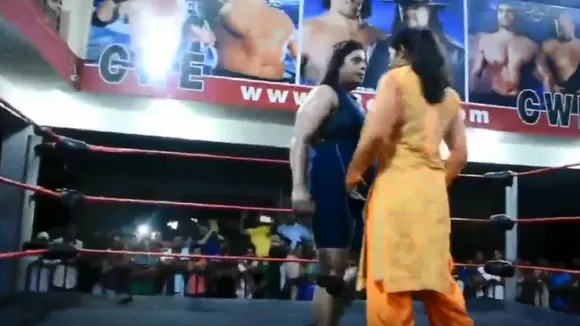 IReporter:  देशी रेसलर ने जब विदेशी रेसलर को धो डाला