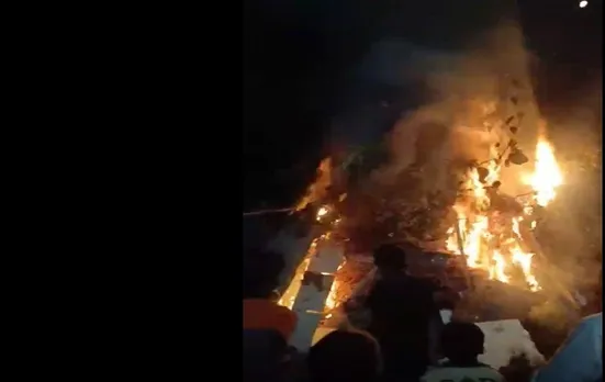 दिल्ली के महावीर इंक्लेव में होलिका दहन, लोगों ने की पूजा-अर्चना