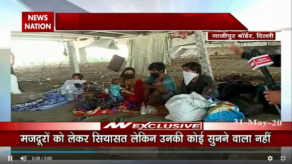 दिल्ली के ओवर ब्रिज के नीचे रात बिताने को मजबूर हैं प्रवासी मजदूर