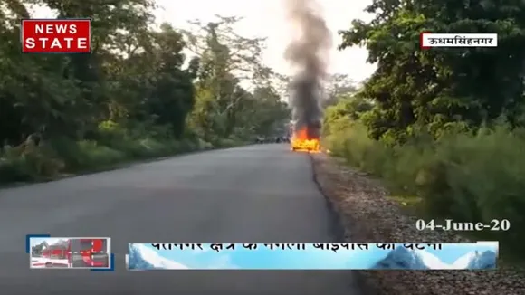 चलती कार में अचानक लगी आग, देखें वीडियो