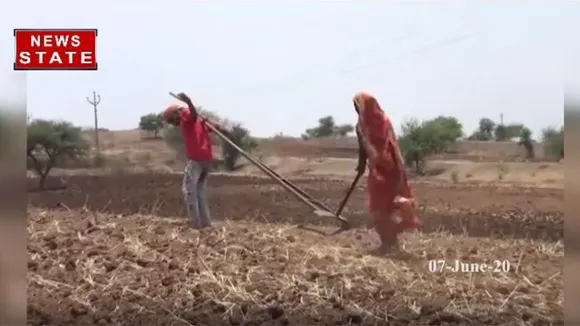 पंचायत को मिला था राष्ट्रपति अवॉर्ड, अब गरीबी में युवक खुद हल में लगकर जोत रहा खेत