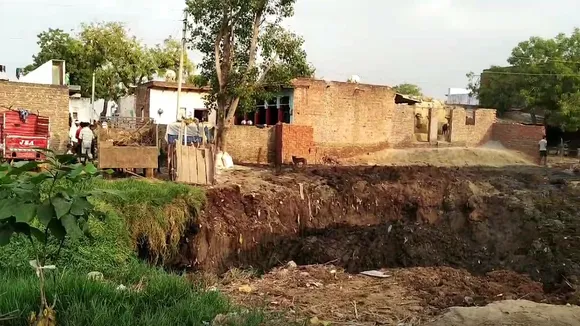 IReporter: सुल्तानपुर में सालों से तालाब को खोदकर छोड़ा, नहीं ली कोई सुध