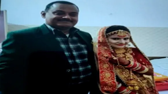 Uttar Pradesh: विकास दुबे के साथ शादी में फोटो खिंचवाती नजर आई अमर दुबे की पत्नी,वीडियो हुआ वायरल