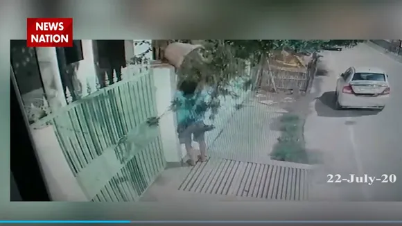 लखनऊ : कार से आया शख्स, गमला चुराकर ले गया