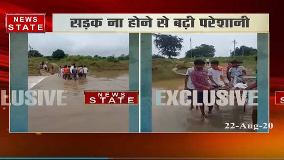 चारपाई पर लादकर बुजुर्ग को अस्पताल लेकर पहुंचे लोग