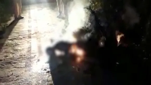 स्कूटी के साथ जिंदा जल गया शख्स, देखें दिल दहला देने वाला Video