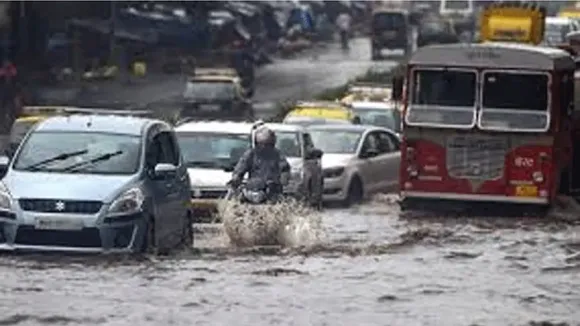 Mumbai की भारी बारिश में डूबे रेल ट्रैक, देखें वीडियो