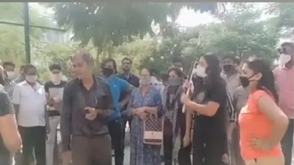 Viral video: राह चलती लड़कियों की फोटो खींचना पड़ा भारी, सरेआम हो गई की धुनाई