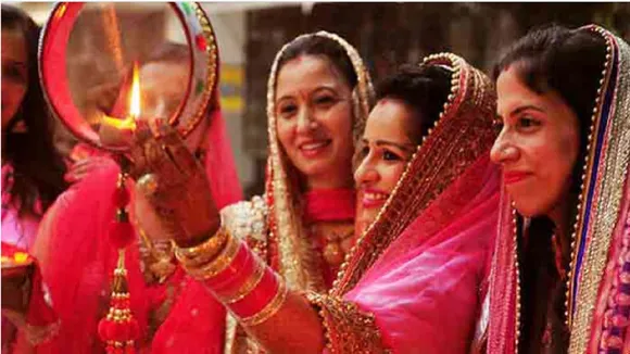 Karva Chauth 2020: मुंबई में सुहागिनों ने ऐसे मनाया करवा चौथ का त्योहार