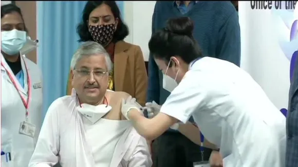 CoronaVaccinationDay:  AIIMS डायरेक्टर डॉ. रणदीप गुलेरिया ने भी लगवाया कोरोना का टीका