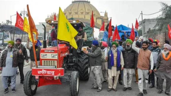 Farmer Protest: बड़ी संख्या में गाजीपुर बॉर्डर पर ट्रैक्टर लेकर पहुंचे किसान, देखें रिपोर्ट