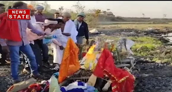 Viral Video : जब बाप ने लगा दी अपनी बेटी के पुतले में पेट्रोल डालकर आग, उसके बाद जो हुआ...