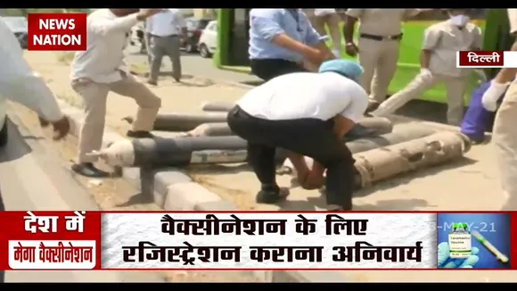 लाजपत नगर के IBS अस्पताल में बस द्वारा लाए गए ऑक्सीजन सिलेंडर
