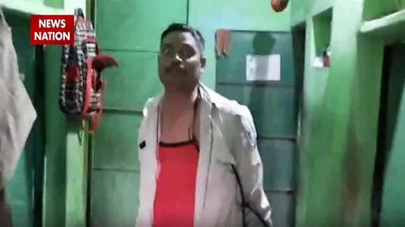कोरोना कर्फ्यू में दुकानें बद कराने गई पुलिसकर्मी पर ग्रामीणों ने किया हमला, आरक्षक की डंडे से की पिटाई