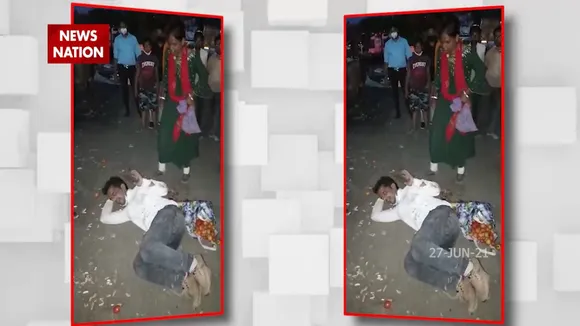 Video: मनचले को महिला दी सजा, बीच सड़क पर गिरा जमकर धुना