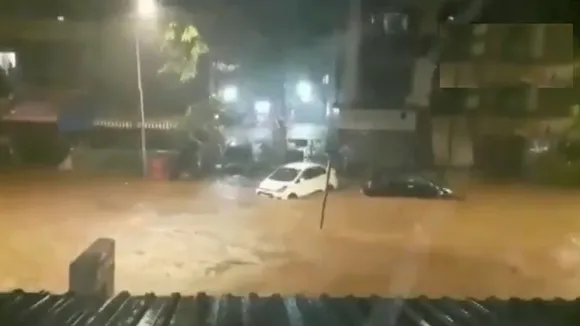 भारी बारिश से मुंबई फिर बेहाल, सड़कों-रेलवे ट्रैक पर घुटनों तक पानी