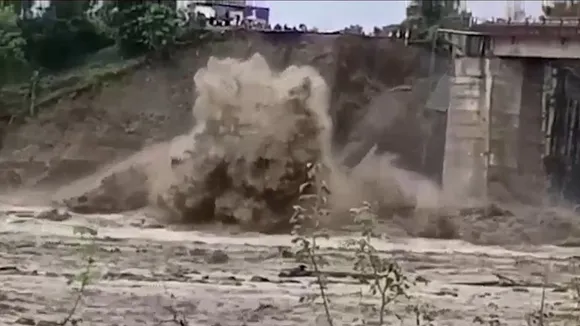 Uttarakhand में तबाही का मंज़र, पानी के बहाव से टूटा Haldwani का गोला पुल