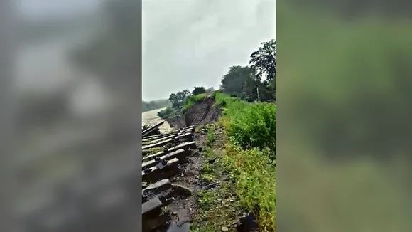 Uttarakhand के काठगोदाम में बाढ़ के कारण टूटा रेलवे ट्रैक