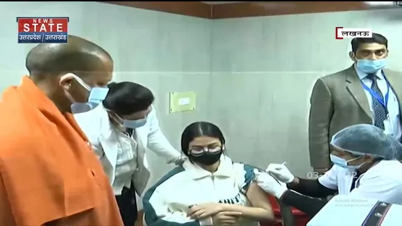 Vaccination केंद्र का जायजा लेने खुद पहुंचे CM Yogi
