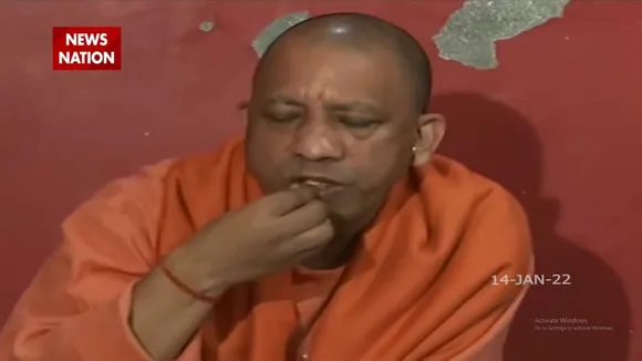 Dalit समाज के लोगों के साथ CM Yogi ने खाया खाना