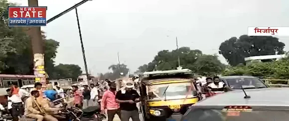 Uttar Pradesh News : मिर्जापुर - ट्रक की चपेट में आने से बाइक सवार महिला की मौके पर ही मौत